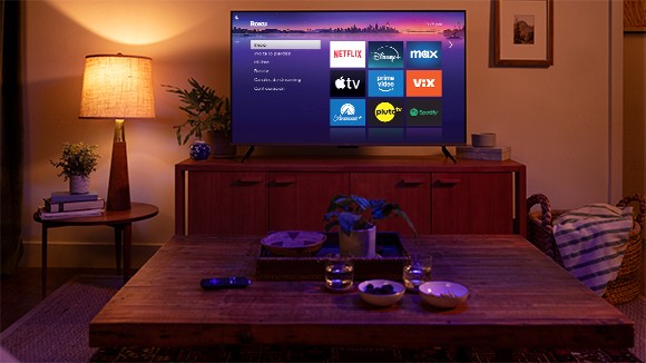 TV con la pantalla de interfaz de uso de Roku en una habitación familiar