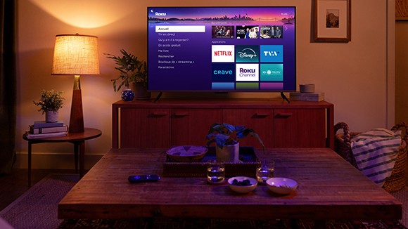 Télé affichant l‘écran de l‘interface utilisateur Roku dans une salle familiale