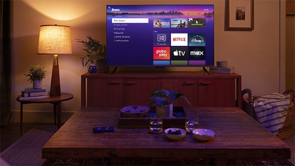 TV com a interface do usuário da Roku na tela em uma sala de estar