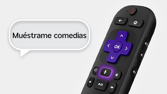 Usando la función de búsqueda por voz del Roku&nbsp;Voice&nbsp;Remote para buscar comedias en la TV.