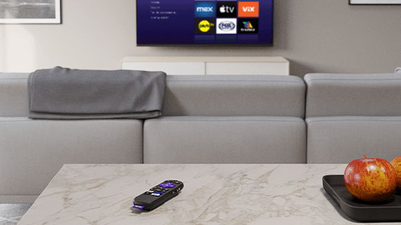 Roku&nbsp;Voice&nbsp;Remote controlando una TV en una sala de estar
