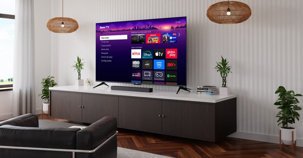 Família assistindo à Roku TV na sala