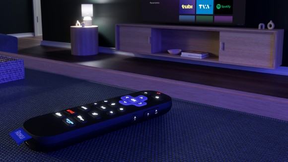 La télécommande vocale Pro Roku démontrant la fonctionnalité des touches rétroéclairées