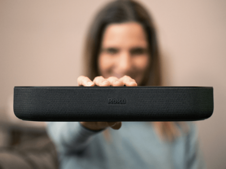 Imagen que muestra la Roku Streambar para verla a escala
