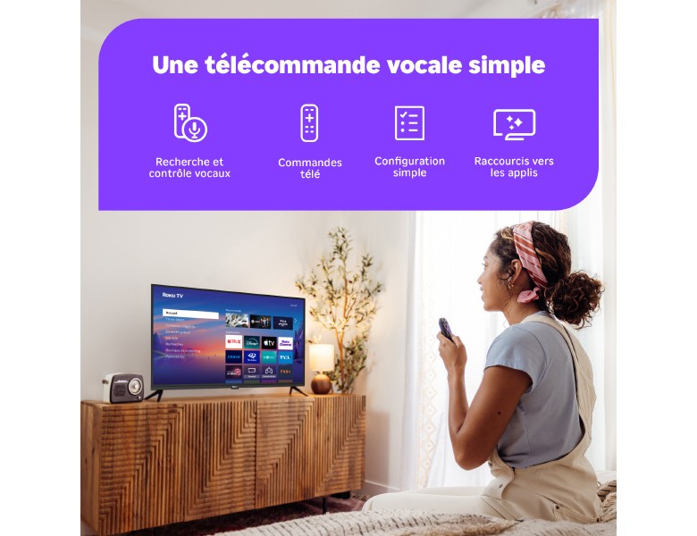 Personne utilisant la télécommande vocale Roku pour contrôler sa Roku TV