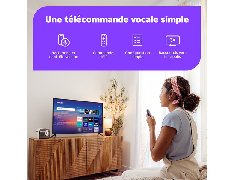 Personne utilisant la télécommande vocale Roku pour contrôler sa Roku TV