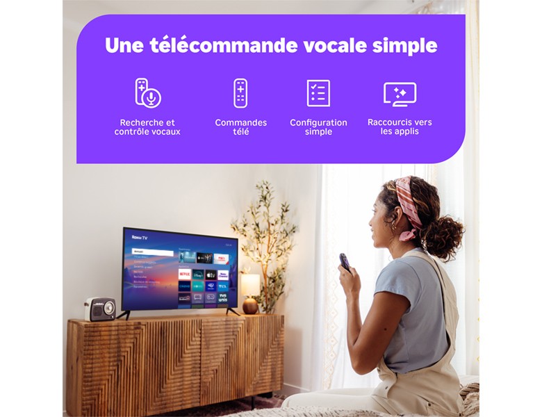 Personne utilisant la télécommande vocale Roku pour contrôler sa Roku TV