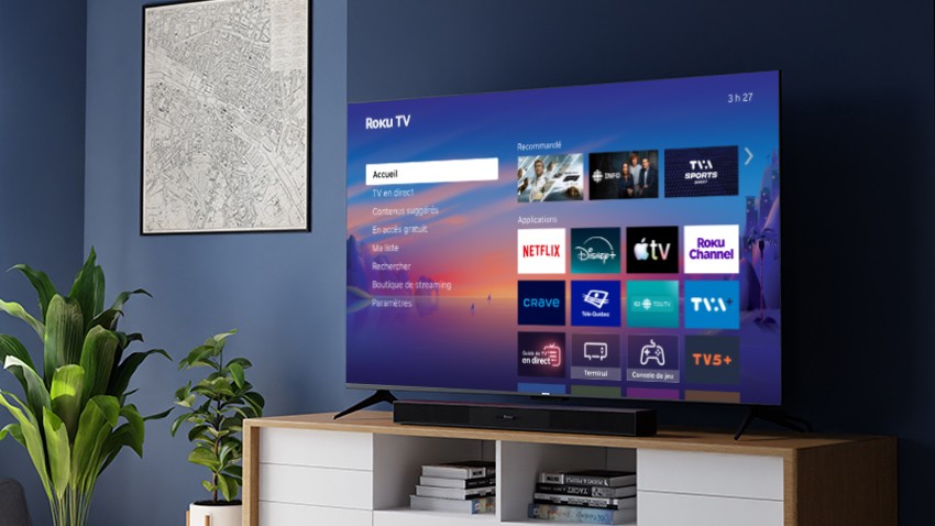 Téléviseur 4K Série Select Roku et barre de son sans fil Roku TV posés sur un meuble bas