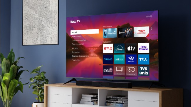 Téléviseur Série Plus Roku dans un salon